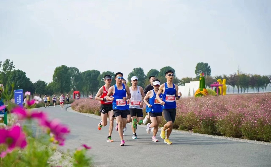 選手在秀美的自然風(fēng)光中奔跑。賽事組委會(huì)供圖