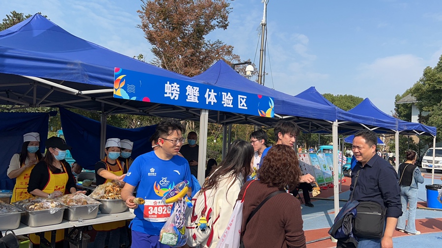 選手在終點(diǎn)品嘗現(xiàn)蒸螃蟹。賽事組委會(huì)供圖