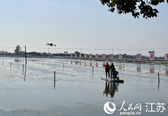 無人機(jī)和智能投餌機(jī)等設(shè)備展演。人民網(wǎng) 王丹丹攝