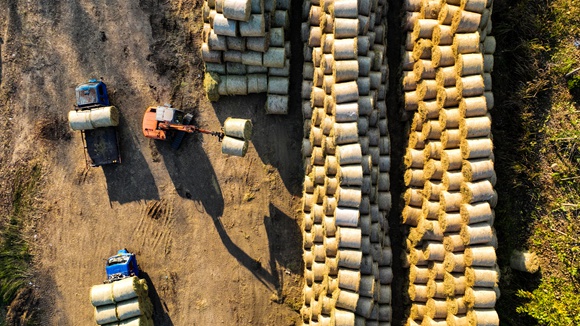 秸稈回收打包現(xiàn)場(chǎng)。孫蓀攝