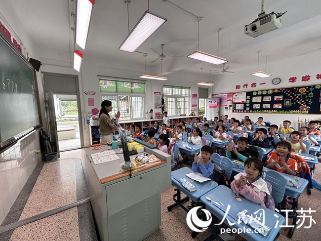 葛德霞的課堂上，學(xué)生們正在鼓掌。人民網(wǎng)記者 顧姝姝攝