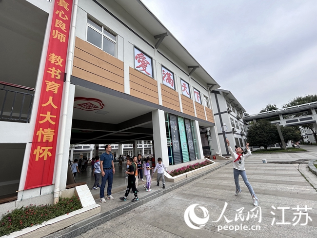 課間，行知小學(xué)學(xué)生在教學(xué)樓前運(yùn)動。人民網(wǎng)記者 顧姝姝攝