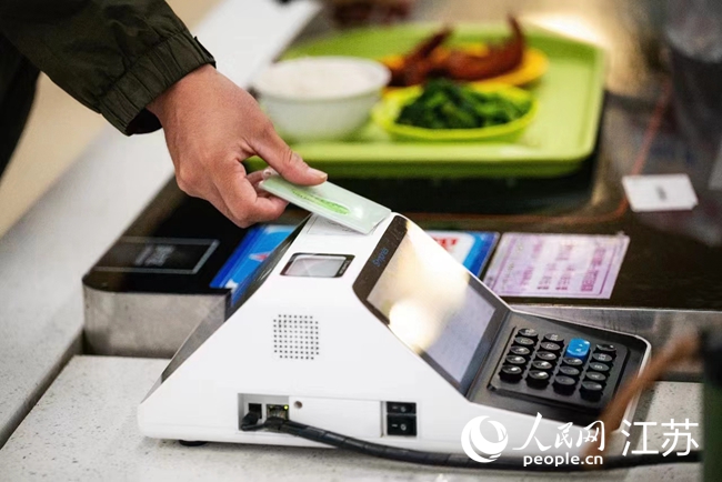 南京理工大學(xué)學(xué)生刷卡就餐。人民網(wǎng) 黃啟源攝