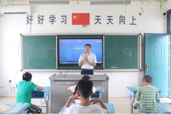 黨員志愿者帶領孩子們讀繪本。江都煙草供圖