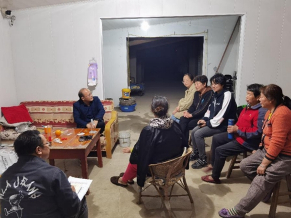 干部、群眾圍坐嘮家常。揚(yáng)州生態(tài)科技新城供圖