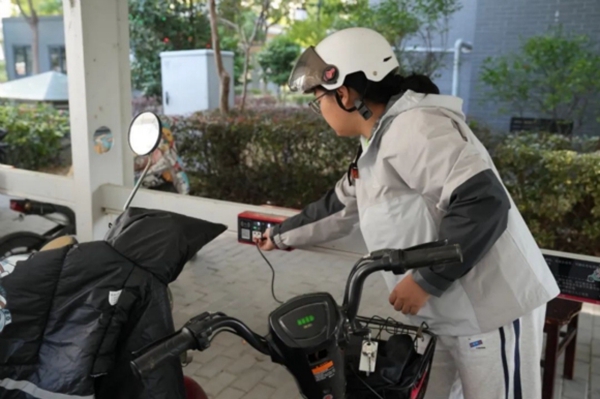 全區(qū)開(kāi)展居民小區(qū)充電整治行動(dòng)。揚(yáng)州生態(tài)科技新城供圖