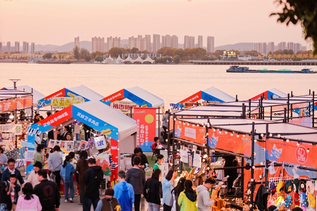 江邊爵士音樂秀融入更多消費元素。王秋秋攝