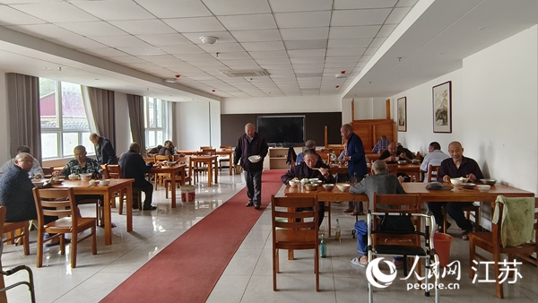 同興鎮(zhèn)養(yǎng)老服務(wù)中心的新食堂。人民網(wǎng) 張瀚天攝