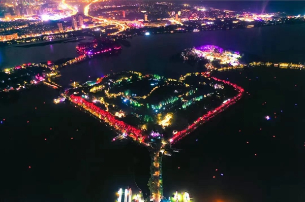 航拍玄武湖夜景。玄軒攝