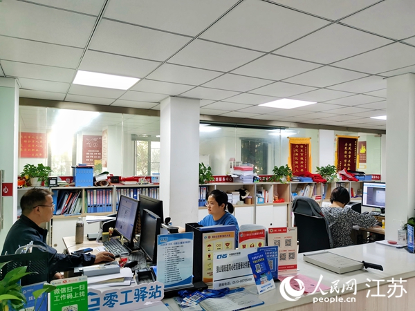 崇川區(qū)狼山鎮(zhèn)街道同心社區(qū)黨群服務(wù)中心。人民網(wǎng)記者 王繼亮攝