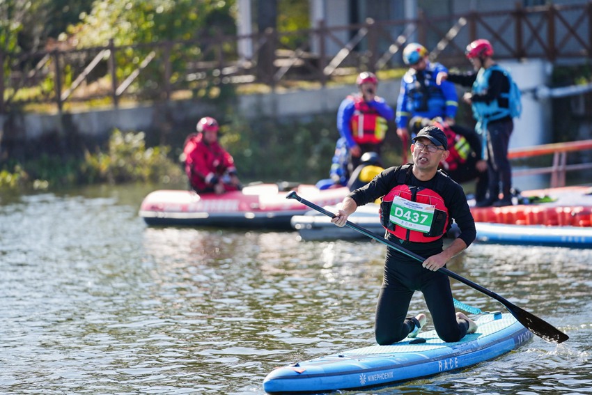 參賽選手奮楫前行。江寧區(qū)委宣傳部供圖