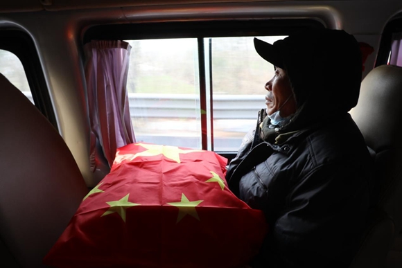 弟弟徐希錦抱著哥哥的尸骨歸鄉(xiāng)。張南寧攝