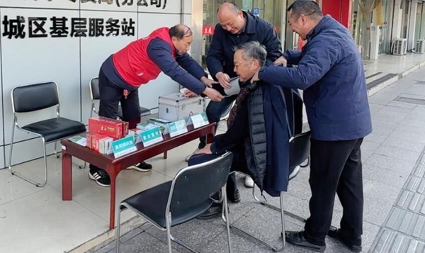 志愿者在基層服務站開展便民服務。馬洪業(yè)攝