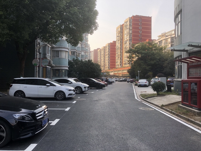 改造后的武夷商城小區(qū)道路干凈整潔。受訪者供圖