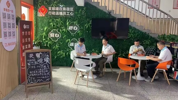 企業(yè)員工在集宿區(qū)黨群服務(wù)中心閱讀書籍。昆山市住建局供圖