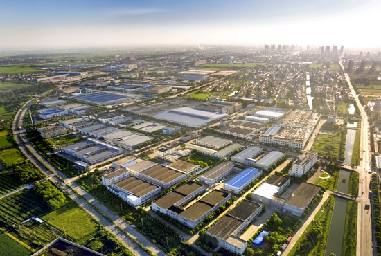 泰興市城區(qū)工業(yè)園區(qū)泰興市城區(qū)工業(yè)園區(qū)成立于1998年，與濟(jì)川街道實(shí)行“街區(qū)合一”管理模式，是依托主城區(qū)發(fā)展起來的產(chǎn)城融合特色園區(qū)，總面積44.64平方公里，其中園區(qū)規(guī)劃面積10.09平方公里，下轄13個(gè)村，7個(gè)社區(qū)，常住人口超10萬。作為泰興“三區(qū)三園”的重要組成部分，園區(qū)交通體系發(fā)達(dá)、承載平臺(tái)完善、產(chǎn)業(yè)基礎(chǔ)雄厚、發(fā)展環(huán)境優(yōu)越。園區(qū)現(xiàn)有工業(yè)企業(yè)300多家，其中規(guī)上企業(yè)95家，外貿(mào)企業(yè)32家，高新技術(shù)企業(yè)41家，具備“軍工三證”的企業(yè)27家。  