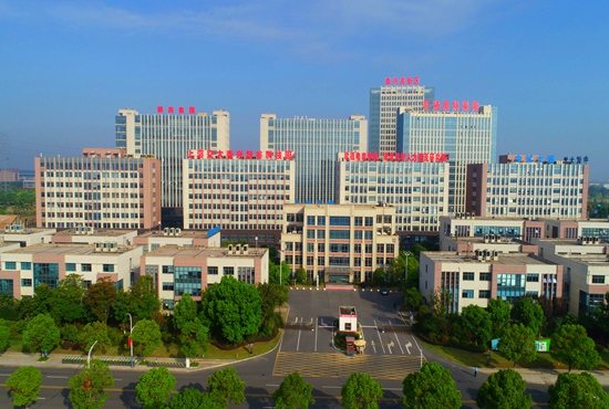 泰興高新技術(shù)產(chǎn)業(yè)開發(fā)區(qū)江蘇省泰興高新技術(shù)產(chǎn)業(yè)開發(fā)區(qū)成立于2008年，位于泰興市主城區(qū)東部，規(guī)劃面積28平方公里，2016年獲批省級(jí)高新區(qū)。高新區(qū)以“建設(shè)創(chuàng)新特區(qū)、打造產(chǎn)城融合樣板區(qū)”為發(fā)展定位，堅(jiān)持“龍頭企業(yè)+專精特新”發(fā)展方向，先后創(chuàng)成國家級(jí)環(huán)保服務(wù)業(yè)試點(diǎn)園區(qū)、中國產(chǎn)學(xué)研合作創(chuàng)新示范基地、國家級(jí)小微型企業(yè)創(chuàng)新創(chuàng)業(yè)示范基地、國家生態(tài)環(huán)境導(dǎo)向的開發(fā)（EOD）模式試點(diǎn)和國家生態(tài)環(huán)境科普基地等稱號(hào)。