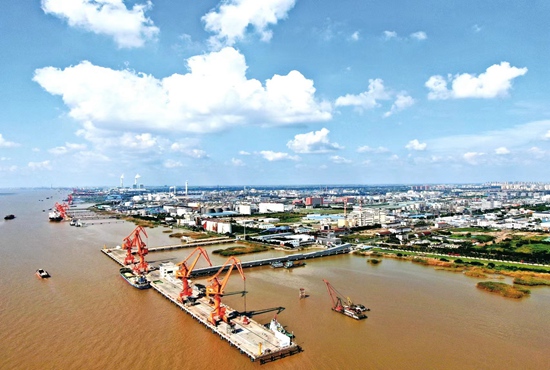 泰興經(jīng)濟(jì)開發(fā)區(qū)泰興經(jīng)濟(jì)開發(fā)區(qū)是千億級(jí)世界精細(xì)化學(xué)品產(chǎn)業(yè)基地。園區(qū)成立于1991年，是中國最早的專業(yè)性精細(xì)化工園區(qū)之一，也是長(zhǎng)三角地區(qū)唯一以化工為主要經(jīng)濟(jì)結(jié)構(gòu)的園區(qū)。建區(qū)30多年來，連續(xù)十年位列中國化工園區(qū)前10強(qiáng)，2022年躍升至第4位，入駐世界500強(qiáng)企業(yè)18家，擁有23個(gè)世界單打冠軍產(chǎn)品，形成較為完善的氯堿、烯烴產(chǎn)業(yè)鏈以及高端與專用精細(xì)化學(xué)品、化工新材料、醫(yī)藥等特色產(chǎn)業(yè)集群。