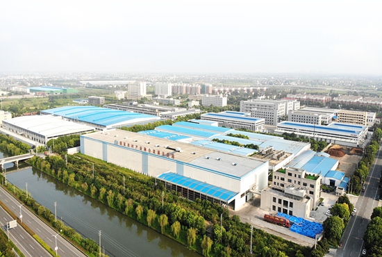 泰興市農(nóng)產(chǎn)品加工園區(qū)泰興市農(nóng)產(chǎn)品加工園區(qū)成立于2009年3月，是泰興市委、市政府為振興黃橋革命老區(qū)、帶動(dòng)泰興市東北部地區(qū)農(nóng)民脫貧致富而設(shè)立的集農(nóng)產(chǎn)品加工、物流、科研、信息于一體的農(nóng)業(yè)產(chǎn)業(yè)化特色園區(qū)，規(guī)劃面積22平方公里，核心區(qū)8平方公里。先后被命名為“全國農(nóng)產(chǎn)品加工業(yè)示范基地”“國家農(nóng)業(yè)產(chǎn)業(yè)化示范基地”“江蘇省農(nóng)村一二三產(chǎn)業(yè)融合先導(dǎo)區(qū)”“國家農(nóng)村產(chǎn)業(yè)融合發(fā)展示范園”，2022年成功創(chuàng)建“國家現(xiàn)代農(nóng)業(yè)產(chǎn)業(yè)園”。