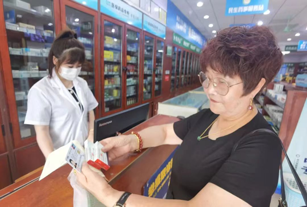 浙江嘉善的醫(yī)保定點藥店內(nèi)，蘇州吳江區(qū)居民刷社保卡購藥。嘉善縣委宣傳部供圖