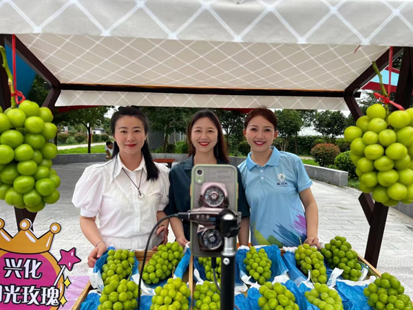 “紅色主播”帶動(dòng)本地農(nóng)產(chǎn)品銷售。興化市委宣傳部供圖