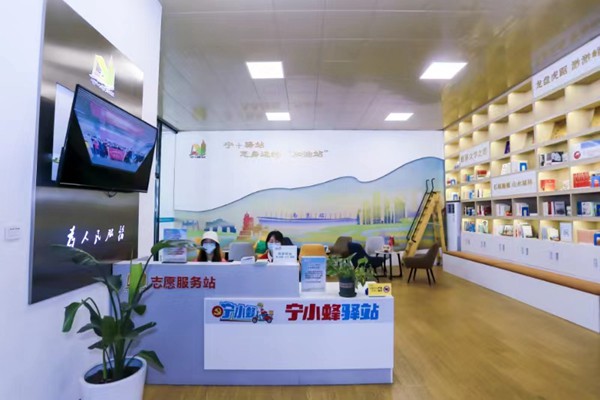 建在南京站南廣場(chǎng)上的“寧+驛站”。玄武湖綜管辦供圖