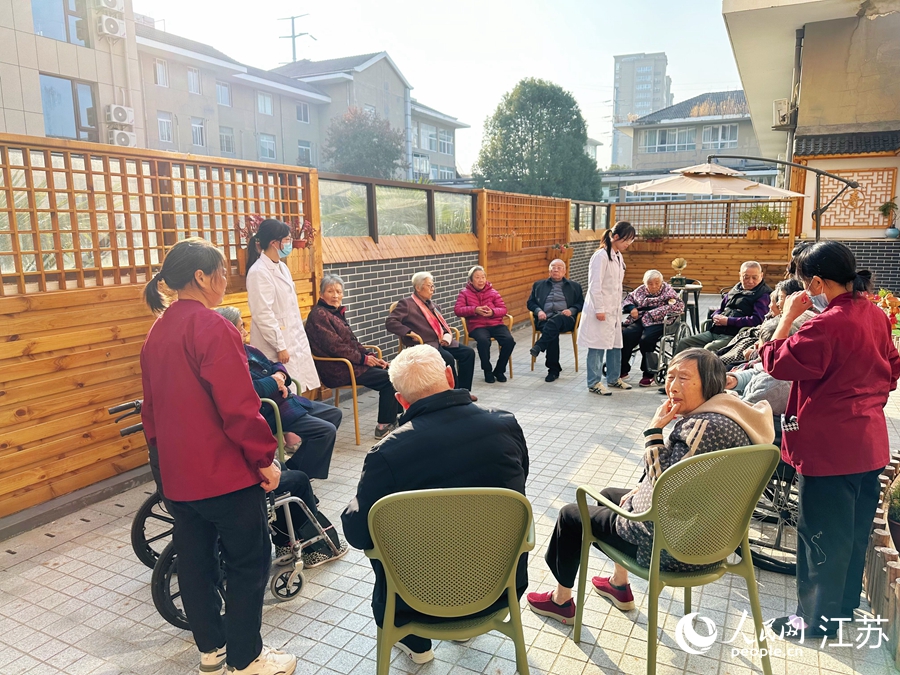 如皋申丞護(hù)理院內(nèi)，老人們在護(hù)理師引導(dǎo)下做游戲。人民網(wǎng) 周夢嬌攝.jpg