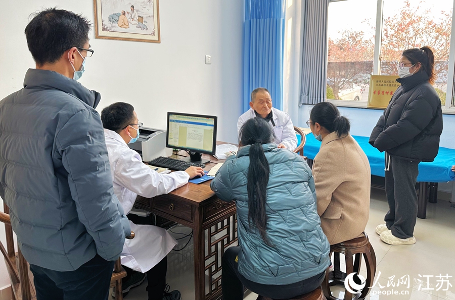 市民在泰州姜堰區(qū)溱潼人民醫(yī)院中醫(yī)館就醫(yī)。人民網(wǎng) 周夢嬌攝.jpg