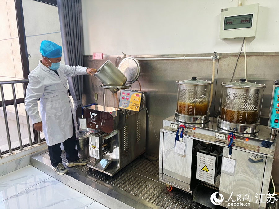 如皋市江安鎮(zhèn)衛(wèi)生院內(nèi)，藥劑師正在制作中藥湯劑。人民網(wǎng) 周夢(mèng)嬌攝.jpg