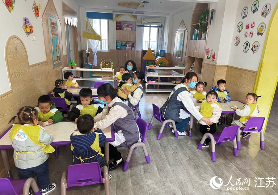 如皋東方智能智趣塢托育中心內(nèi)，孩子們?cè)诶蠋煄ьI(lǐng)下參加活動(dòng)。人民網(wǎng) 周夢(mèng)嬌攝.jpg