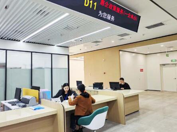 經(jīng)開區(qū)為辦事人員提供咨詢服務(wù)。史盼盼 攝