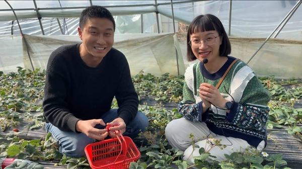 主播通過直播鏡頭推薦地方色特農(nóng)產(chǎn)品。曹明溪攝