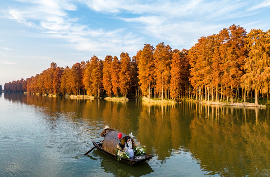 演員乘坐游船表演節(jié)目。周社根攝