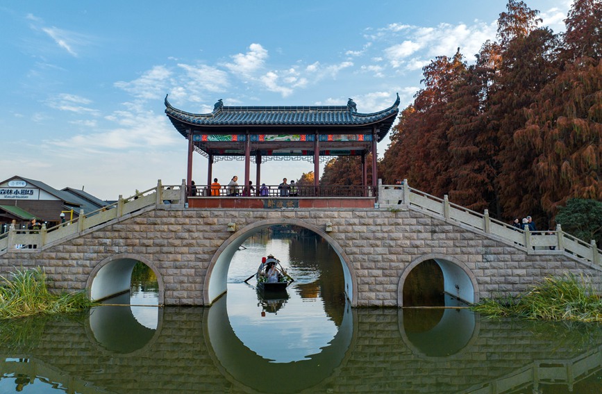 游客在涼亭中觀看游船表演。周社根攝