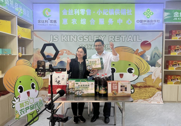 隆興村兆芳百貨超市老板徐芳（左）正在進行特色助農(nóng)直播。姚旋攝