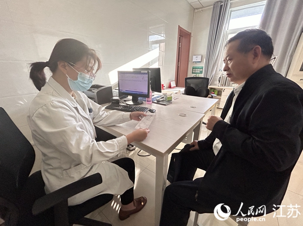 雨花社區(qū)衛(wèi)生服務(wù)中心診室內(nèi)，患者在診室就能實現(xiàn)繳費結(jié)算。人民網(wǎng)記者 顧姝姝攝