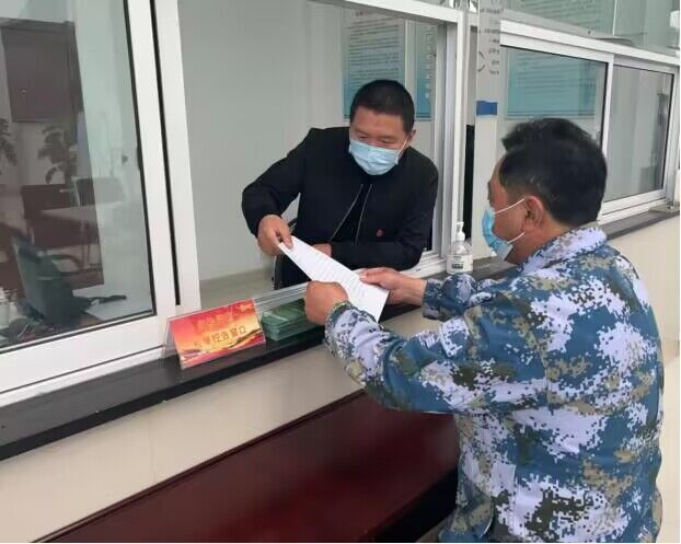 亭湖區(qū)紀(jì)委監(jiān)委在區(qū)信訪局接訪窗口，工作人員正在接待群眾。吉中軍攝