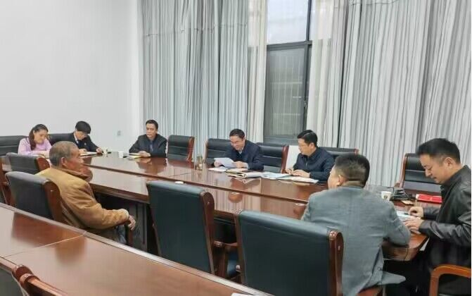 亭湖區(qū)紀(jì)委監(jiān)委主要負(fù)責(zé)人在區(qū)信訪局接待來訪群眾。徐淑君攝