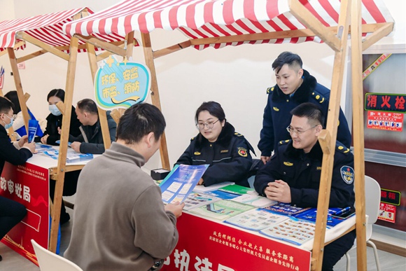 職能部門工作人員在“攤位”前為企業(yè)答疑解惑。黃埭鎮(zhèn)供圖