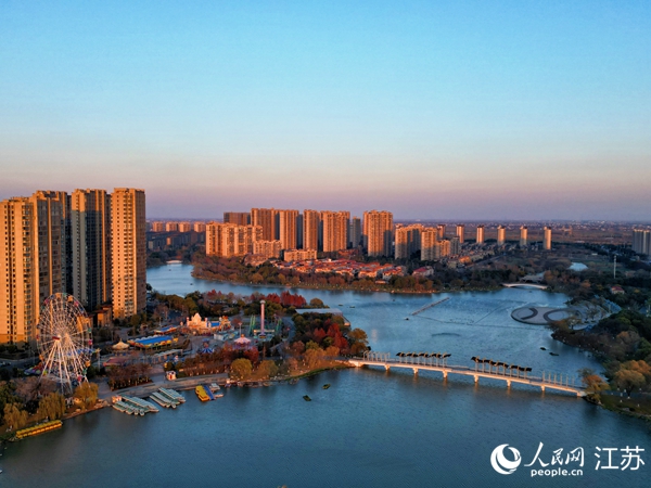 冬日晚霞下的通州南山湖美景。人民網(wǎng)記者 王繼亮攝