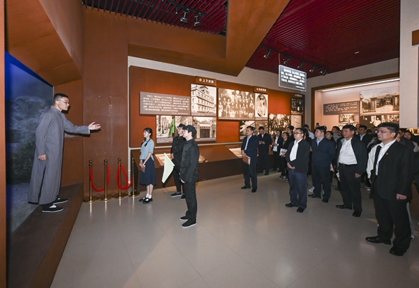 雨花臺區(qū)級領(lǐng)導(dǎo)干部和軟件谷領(lǐng)導(dǎo)干部重溫雨花英烈事跡。雨花臺區(qū)融媒體中心供圖