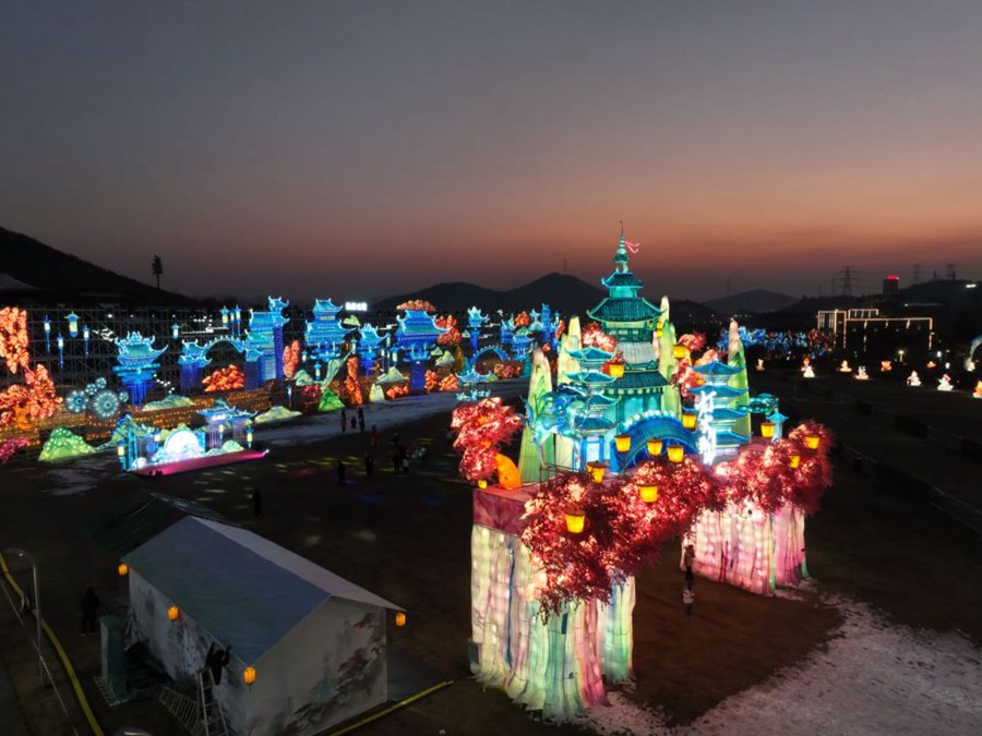 千燈集“燈火湯山”燈會(huì)流光溢彩。馮芃