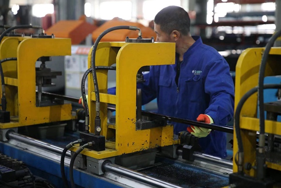 日出東方智能工廠生產(chǎn)線。連云港高新區(qū)供圖