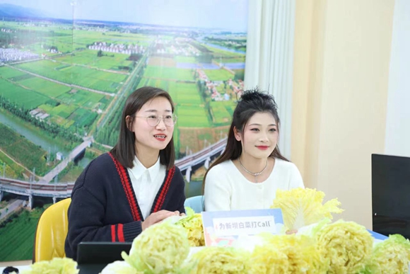 直播間里，小蕩村書記化身“帶貨主播”。海州區(qū)委宣傳部供圖