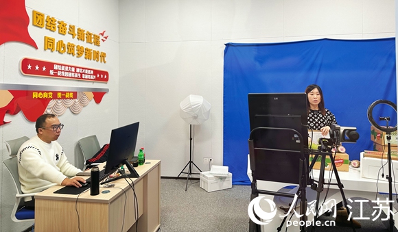 杭集電商園共享直播間內(nèi)景。人民網(wǎng) 周夢(mèng)嬌攝