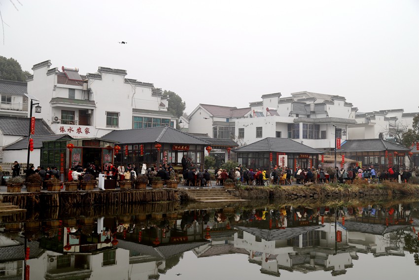 千人長(zhǎng)街宴盛況增添濃郁煙火味。高淳區(qū)融媒體中心供圖