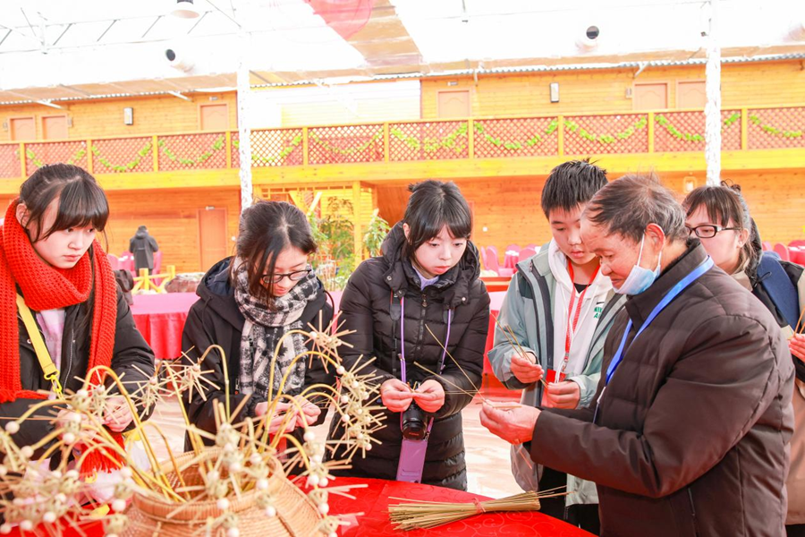 華裔青少年體驗(yàn)靖江竹編制作。盛義攝