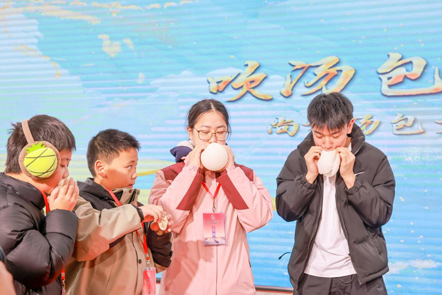 華裔青少年體驗“吹”湯包。盛義攝