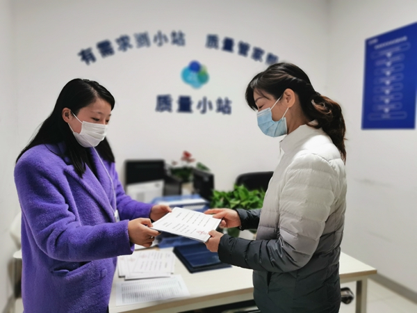 南京高新區(qū)（浦口園）質(zhì)量小站為企業(yè)解答企業(yè)標(biāo)準(zhǔn)制修訂問(wèn)題。江蘇省市場(chǎng)監(jiān)督管理局供圖