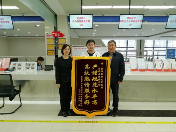 企業(yè)負(fù)責(zé)人向洪澤區(qū)投資項(xiàng)目代辦服務(wù)中心窗口送去錦旗。洪軒攝